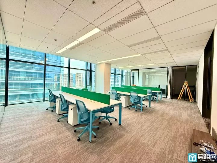 宁波东部新城 恒创上品 样板房243户型 地铁口，落地窗，独立24小时空调