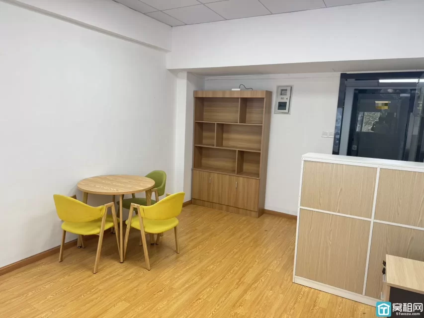宁波高铁站附近银河大厦 46平，朝南，独立空调，带家具，可坐6人办公