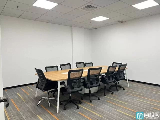高新区华城国际大厦出租3+1格局 带家具，249平，月8800元
