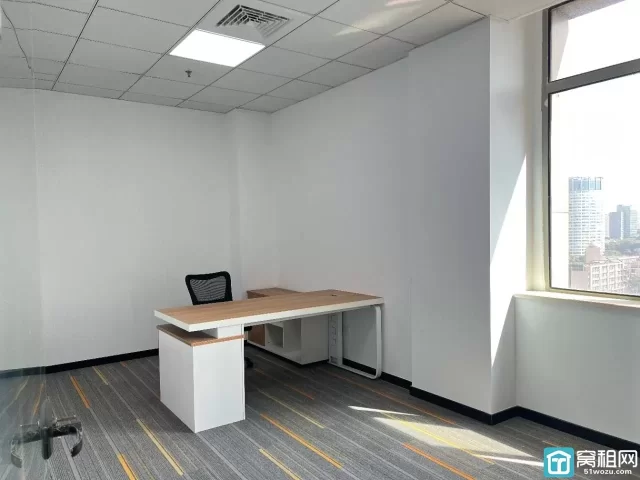 高新区华城国际大厦出租3+1格局 带家具，249平，月8800元