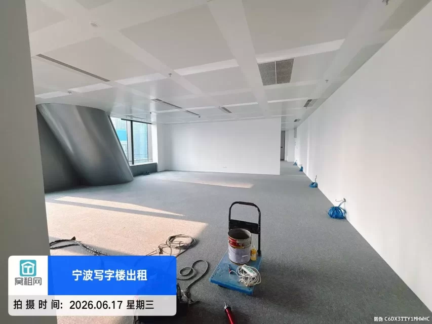 宁波5A甲级写字楼宁波中心大厦185平米精装修朝西办公室出租，单价3.3元/平米