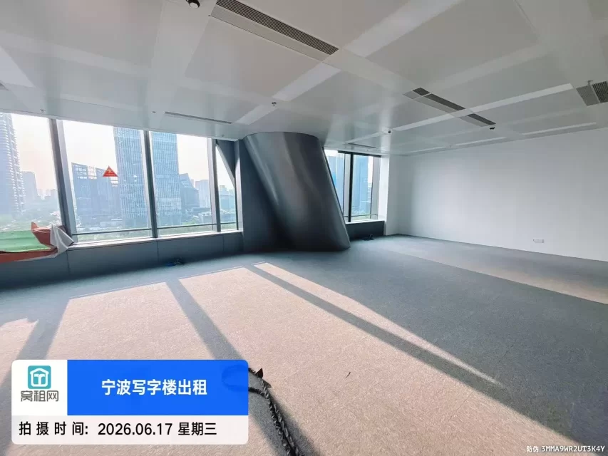 宁波5A甲级写字楼宁波中心大厦185平米精装修朝西办公室出租，单价3.3元/平米