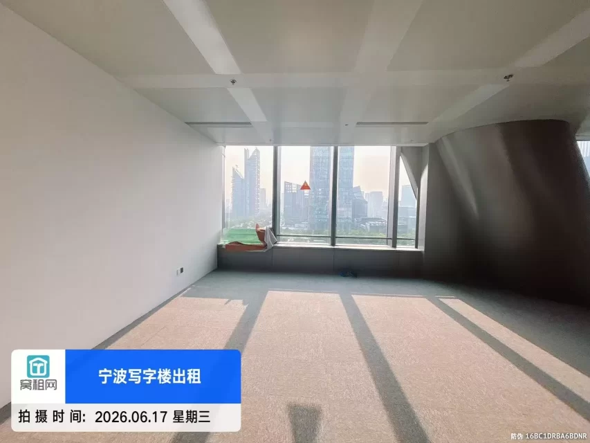 宁波5A甲级写字楼宁波中心大厦185平米精装修朝西办公室出租，单价3.3元/平米