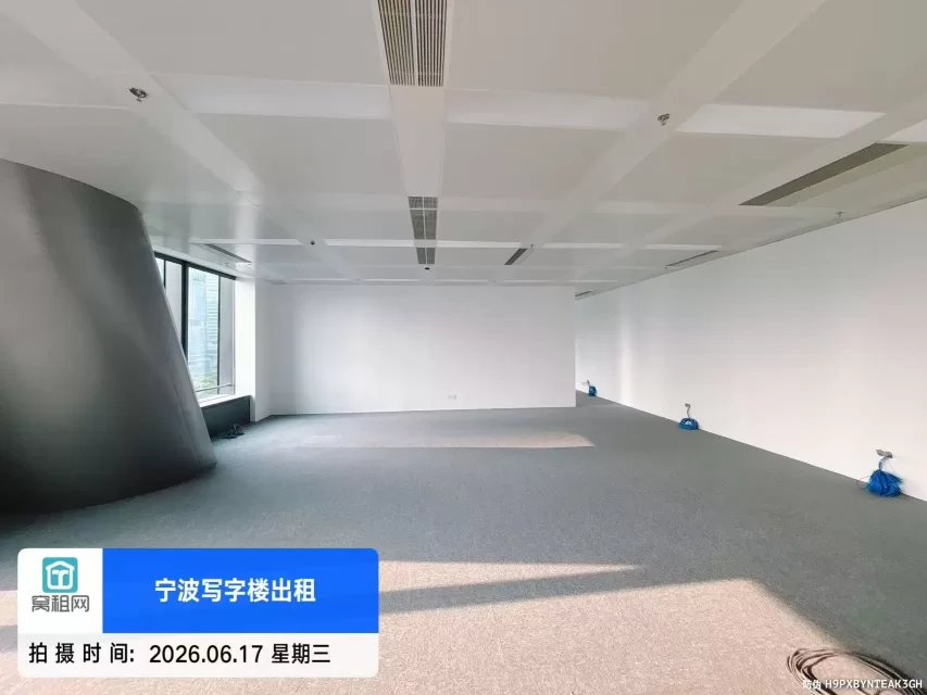 宁波5A甲级写字楼宁波中心大厦185平米精装修朝西办公室出租，单价3.3元/平米