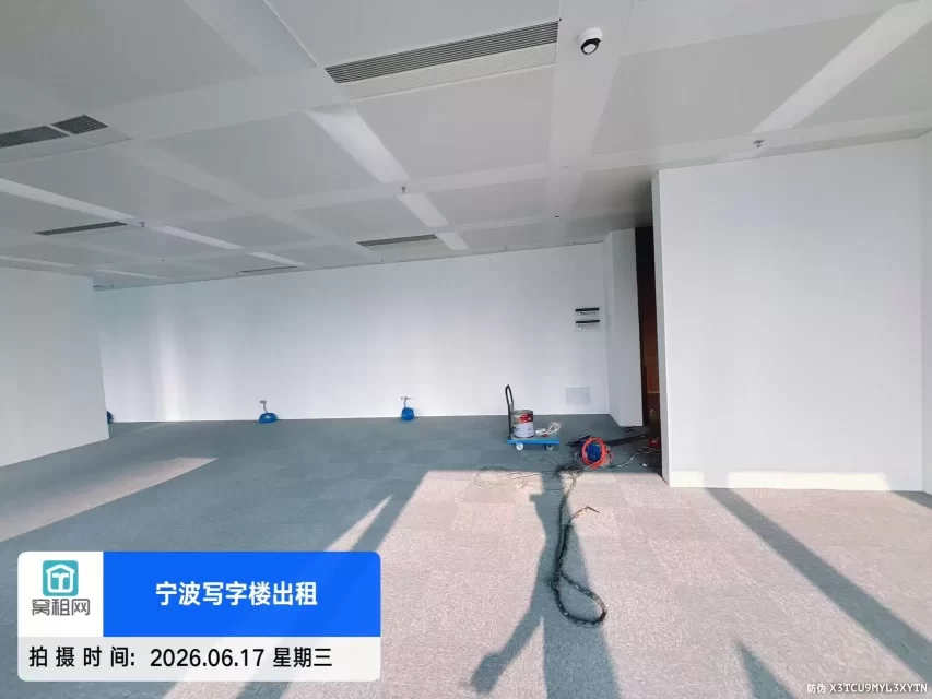 宁波5A甲级写字楼宁波中心大厦185平米精装修朝西办公室出租，单价3.3元/平米