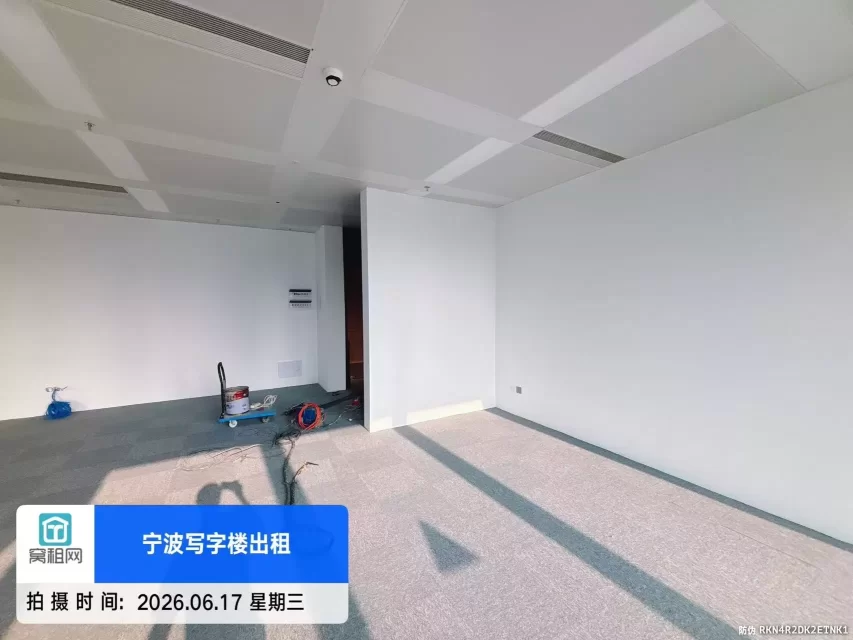 宁波5A甲级写字楼宁波中心大厦185平米精装修朝西办公室出租，单价3.3元/平米