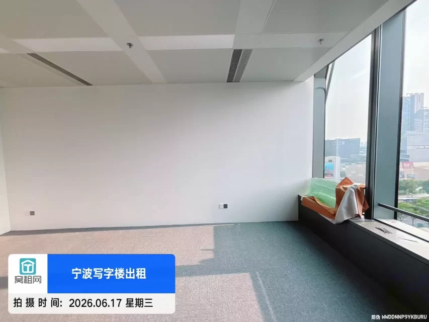 宁波5A甲级写字楼宁波中心大厦185平米精装修朝西办公室出租，单价3.3元/平米