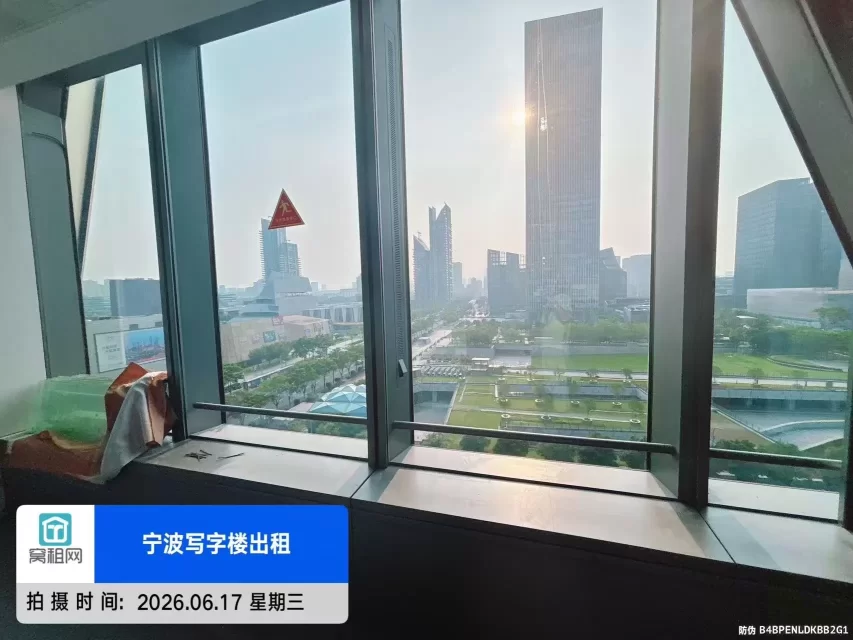 宁波5A甲级写字楼宁波中心大厦185平米精装修朝西办公室出租，单价3.3元/平米