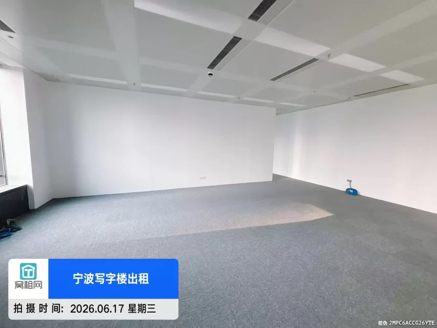 宁波5A甲级写字楼宁波中心大厦185平米精装修朝西办公室出租，单价3.3元/平米