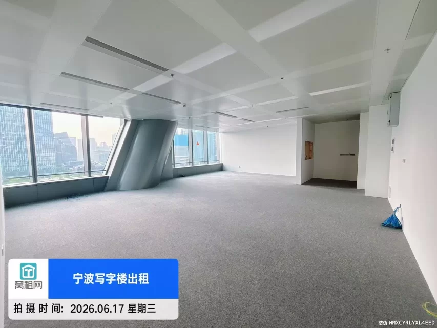 宁波5A甲级写字楼宁波中心大厦185平米精装修朝西办公室出租，单价3.3元/平米