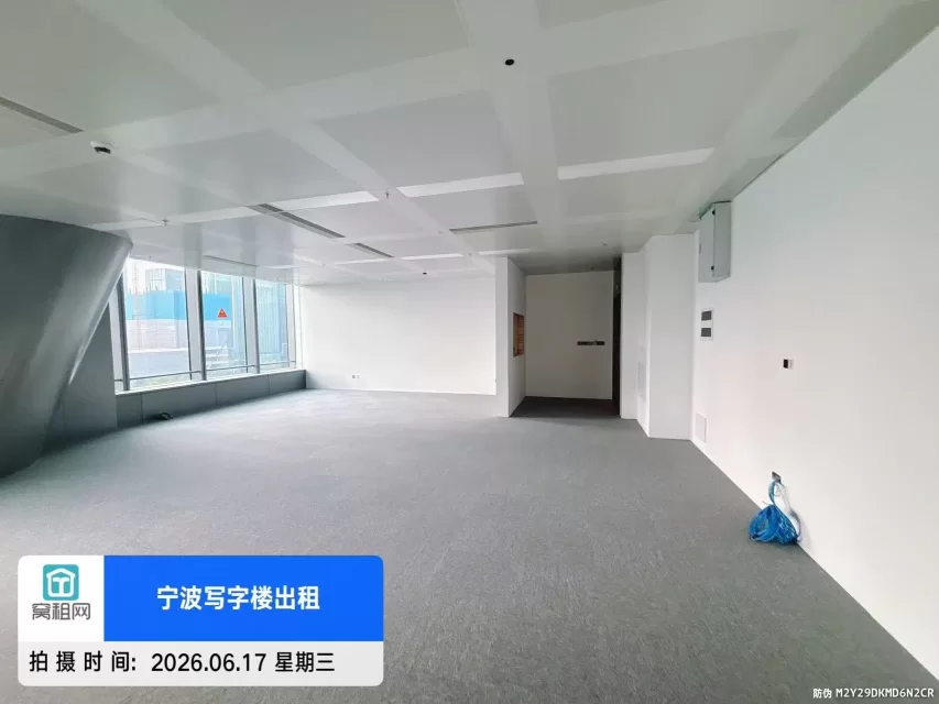宁波5A甲级写字楼宁波中心大厦185平米精装修朝西办公室出租，单价3.3元/平米
