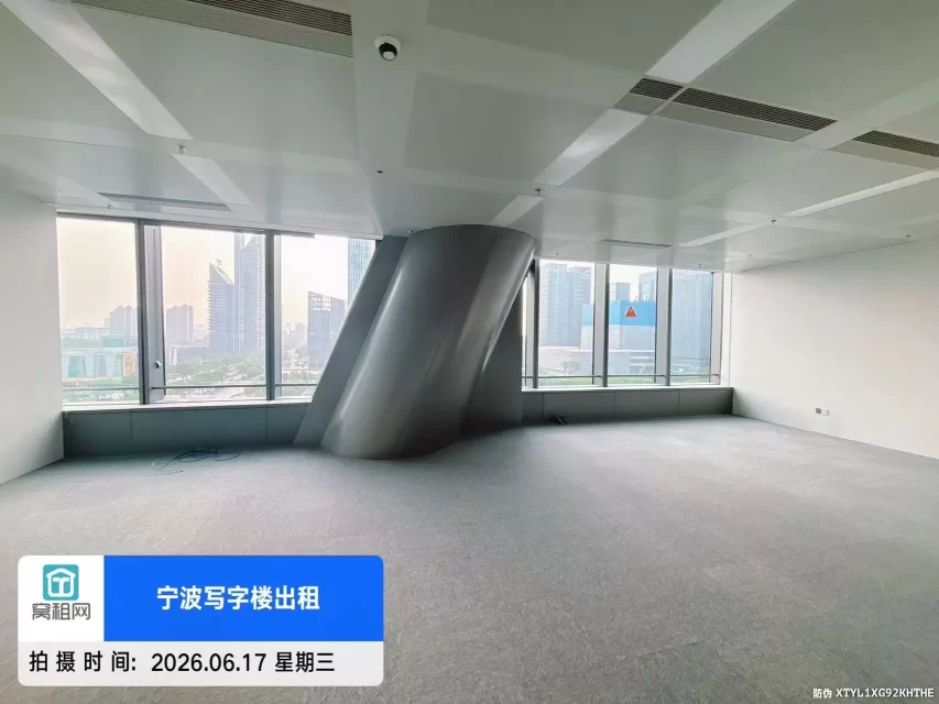 宁波5A甲级写字楼宁波中心大厦185平米精装修朝西办公室出租，单价3.3元/平米