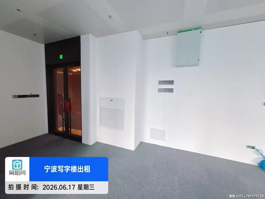 宁波5A甲级写字楼宁波中心大厦185平米精装修朝西办公室出租，单价3.3元/平米
