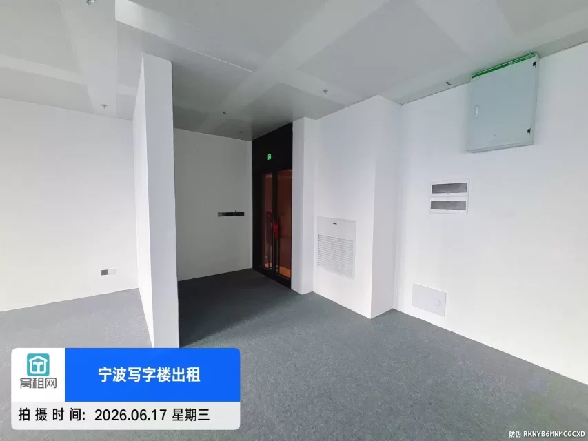 宁波阪急隔壁宁波中心大厦178.81平米精装修朝西办公室出租，单价3元