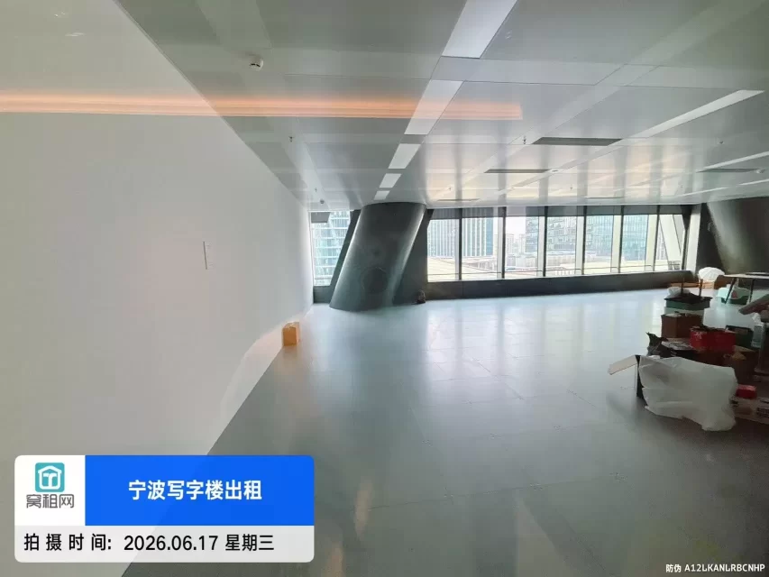 宁波中心大厦339.5平米精装修朝北办公室招租单价2.6元