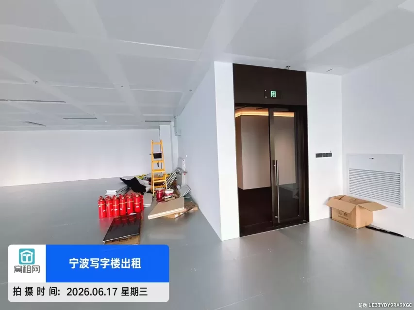 宁波中心大厦339.5平米精装修朝北办公室招租单价2.6元