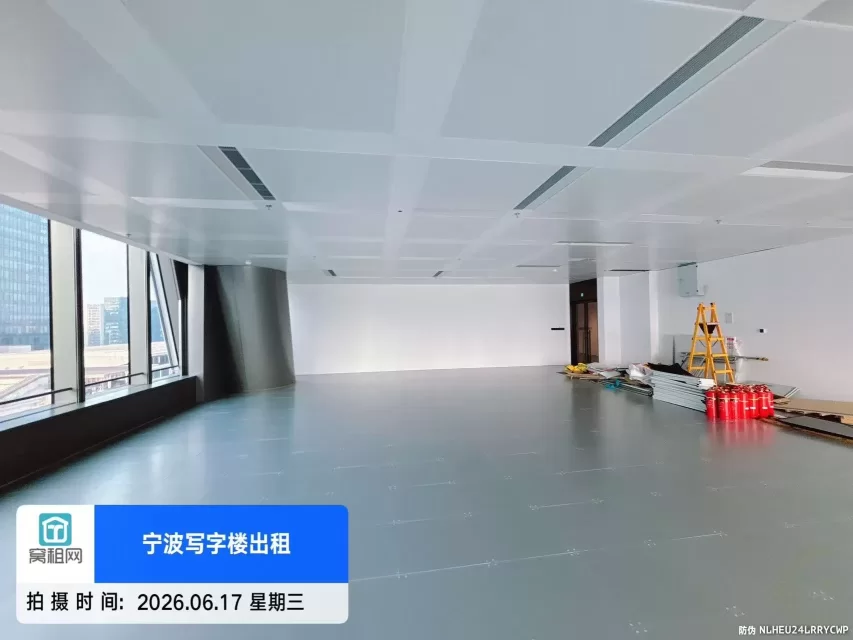 宁波中心大厦339.5平米精装修朝北办公室招租单价2.6元