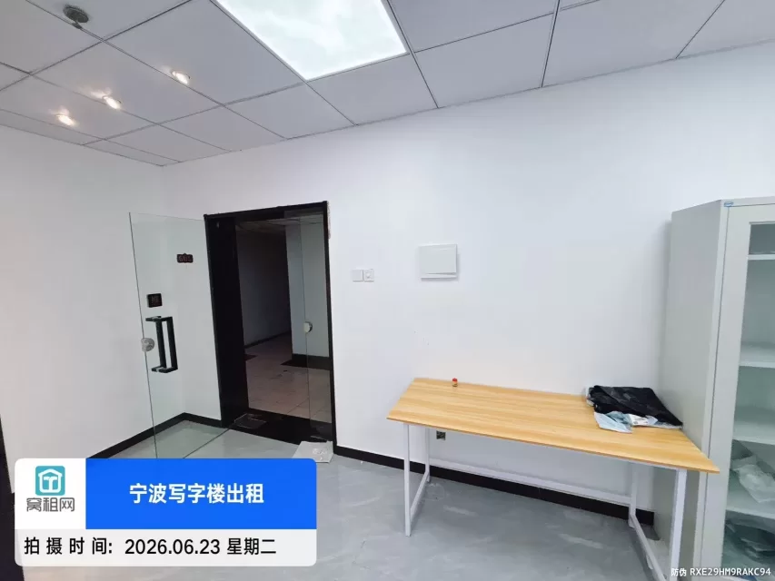 宁波平安大厦65平米精装修带办公家具写字楼出租2800元一个月