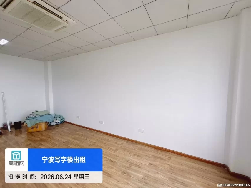 宁波鄞州区和悦科技大厦43.6平米精装修朝南办公室出租2200元/月