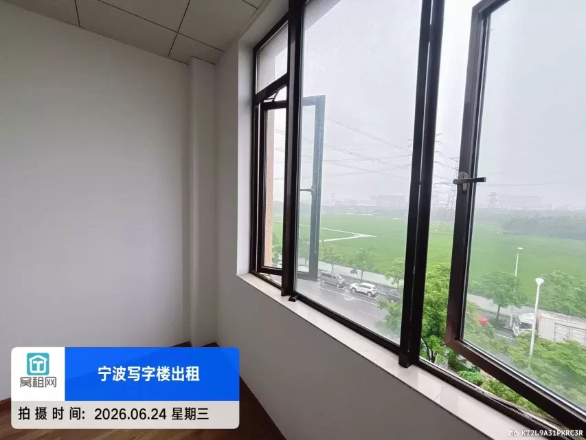宁波鄞州区和悦科技大厦43.6平米精装修朝南办公室出租2200元/月
