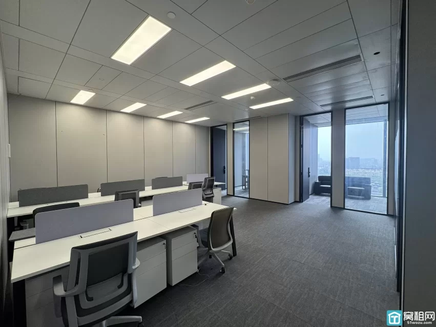 宁波塔租赁160.23㎡朝北看部分江景，3隔间12-16个员工位日租金单价2.3