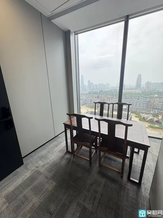 宁波塔租赁160.23㎡朝北看部分江景，3隔间12-16个员工位日租金单价2.3