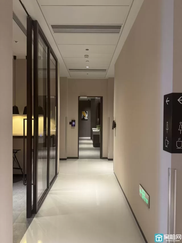宁波塔租赁160.23㎡朝北看部分江景，3隔间12-16个员工位日租金单价2.3