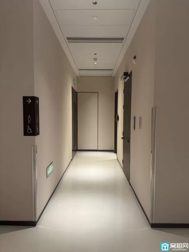 宁波塔租赁160.23㎡朝北看部分江景，3隔间12-16个员工位日租金单价2.3