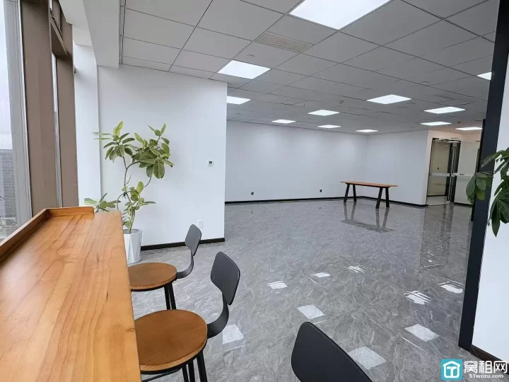 宁波商会大厦出租220平3隔间办公室看鄞州公园，带全套家具