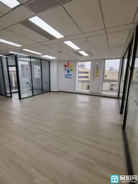宁波月湖金汇大厦朝东南，双面采光，226.4平，精装修