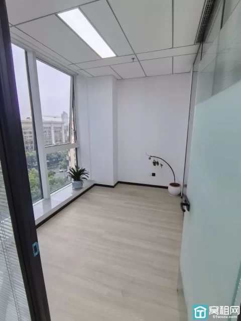 宁波月湖金汇大厦朝东南，双面采光，226.4平，精装修