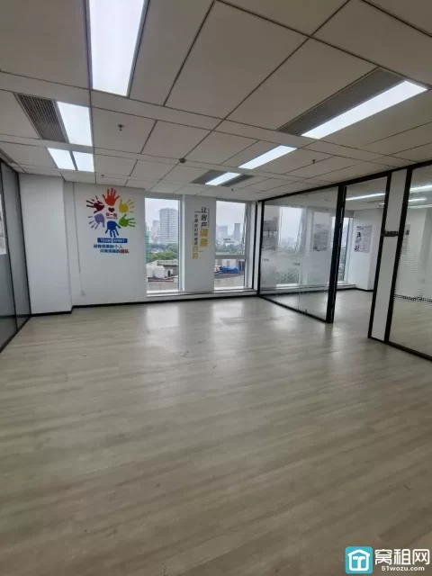 宁波月湖金汇大厦朝东南，双面采光，226.4平，精装修