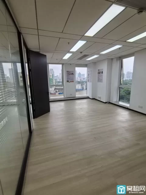 宁波月湖金汇大厦朝东南，双面采光，226.4平，精装修