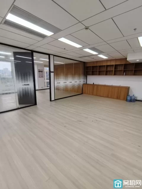 宁波月湖金汇大厦朝东南，双面采光，226.4平，精装修