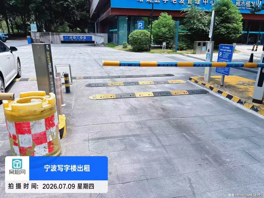 东部新城新府银座停车收费标准？