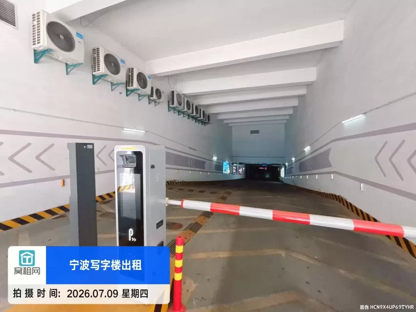 宁波东部新城甬港创业创新中心停车收费多少一个月？