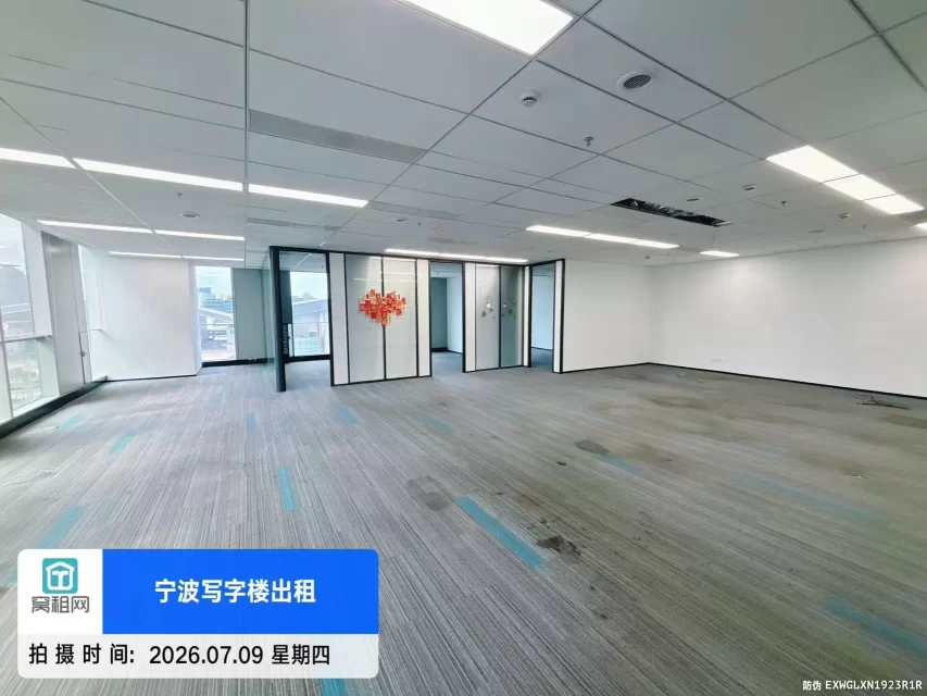 宁波鄞州区宁兴国贸A座478平米西北办公室出租电梯口