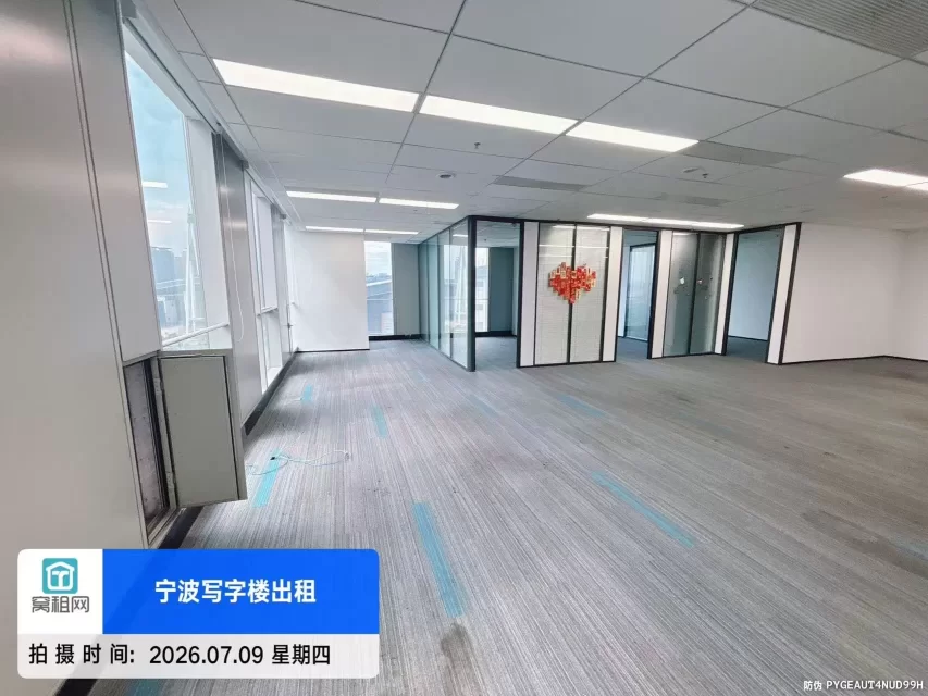 宁波鄞州区宁兴国贸A座478平米西北办公室出租电梯口