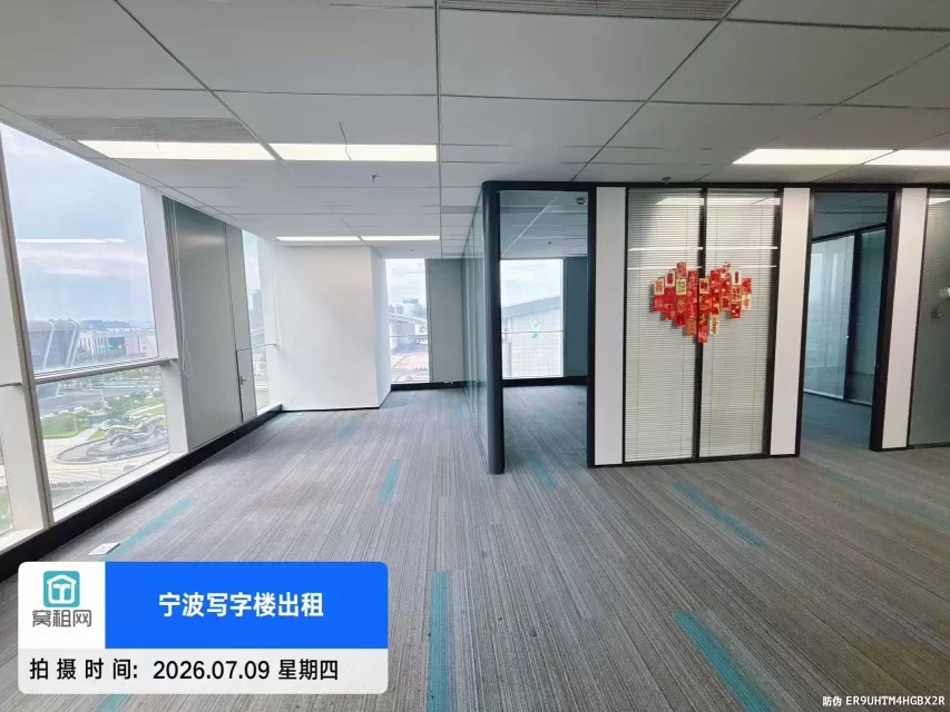 宁波鄞州区宁兴国贸A座478平米西北办公室出租电梯口
