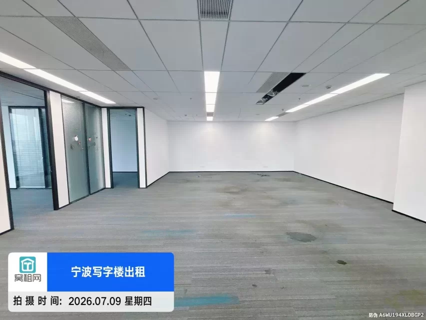 宁波鄞州区宁兴国贸A座478平米西北办公室出租电梯口
