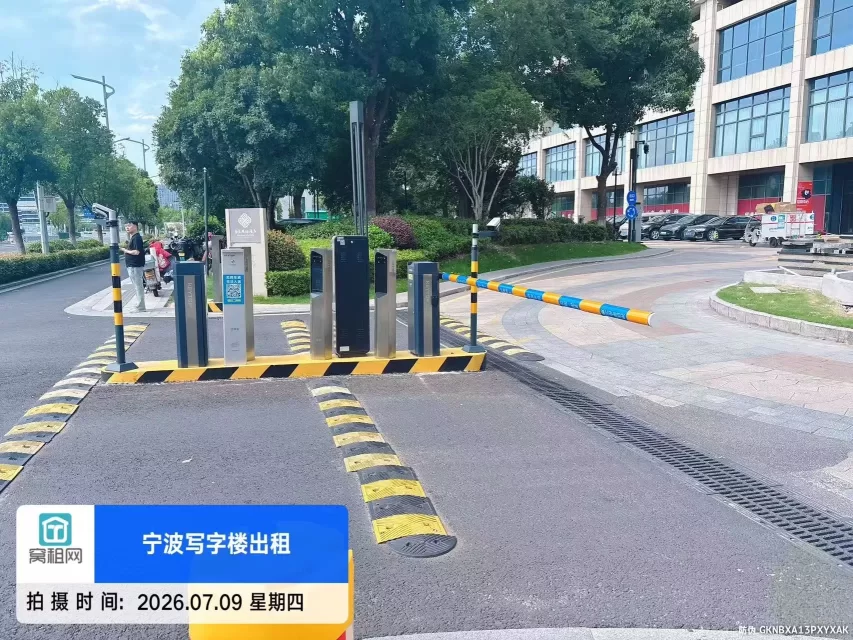 东部南苑环球酒店商务楼停车包月收费多少？