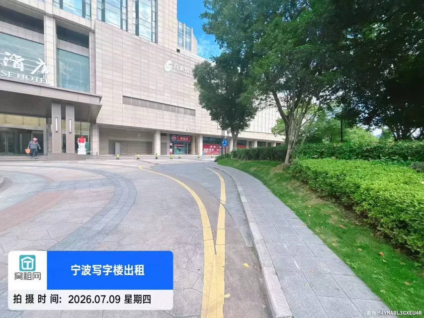 东部南苑环球酒店商务楼停车包月收费多少？