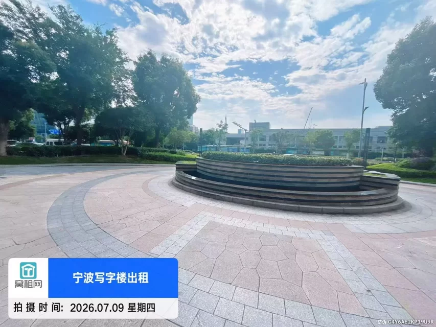 东部南苑环球酒店商务楼停车包月收费多少？