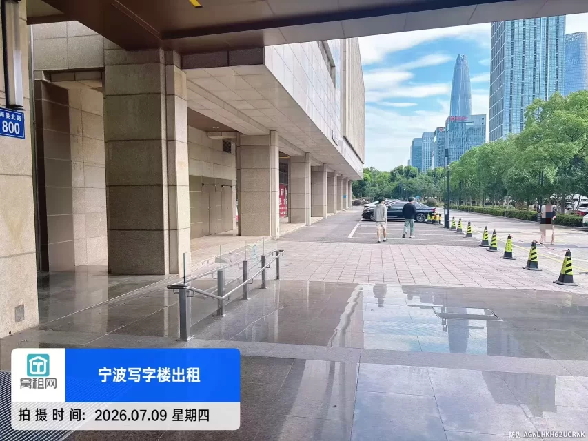 东部南苑环球酒店商务楼停车包月收费多少？