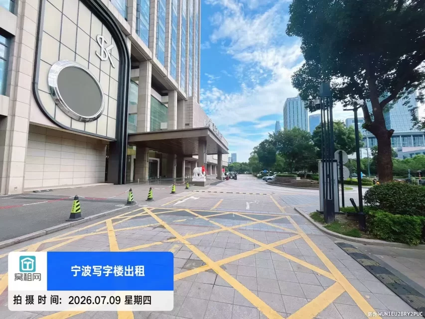 东部南苑环球酒店商务楼停车包月收费多少？