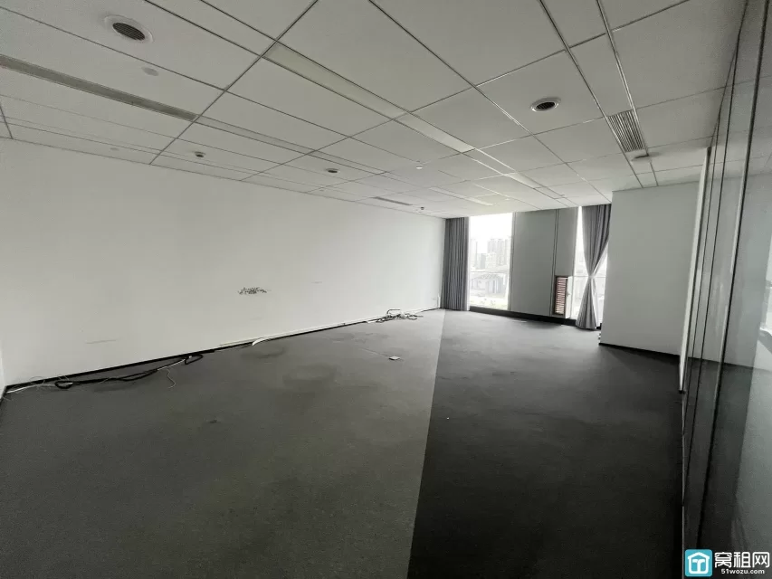 东部新城宁兴国贸大厦，635平  稳定客户 室内可以更改装修，双面采光落地窗，有上下水出租