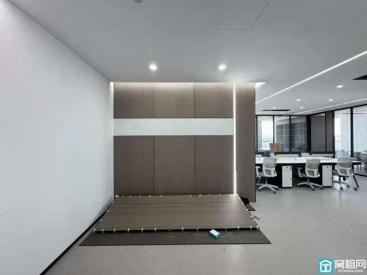宁波鄞州区慧和大厦东南195平方，豪华装修带家具3个隔间出租