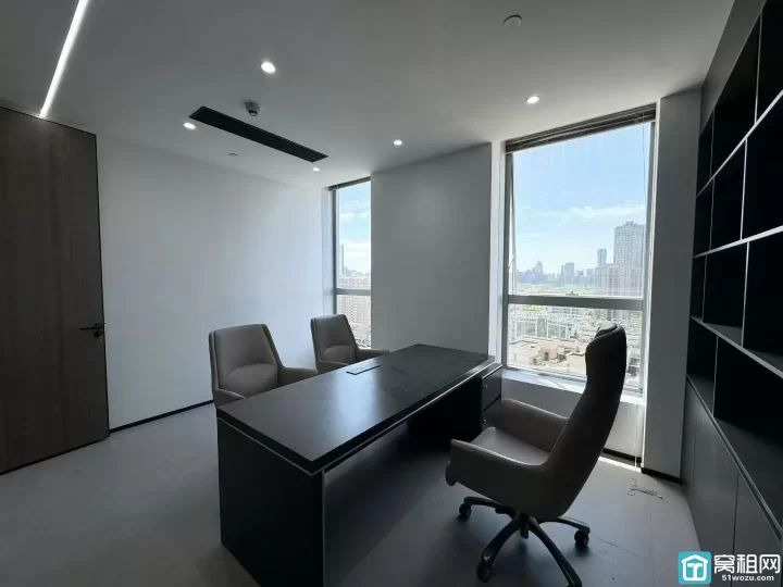 宁波鄞州区慧和大厦东南195平方，豪华装修带家具3个隔间出租