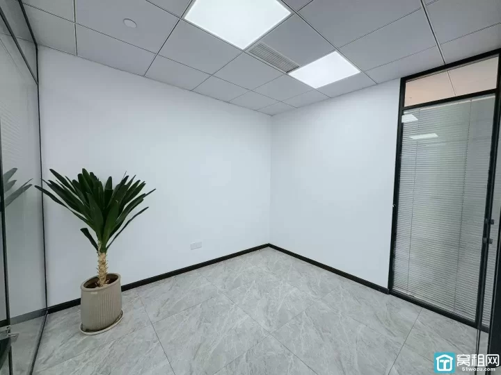 南部商务区泰康大厦215平带全套家具，3隔间员工区敞亮，采光通风俱佳