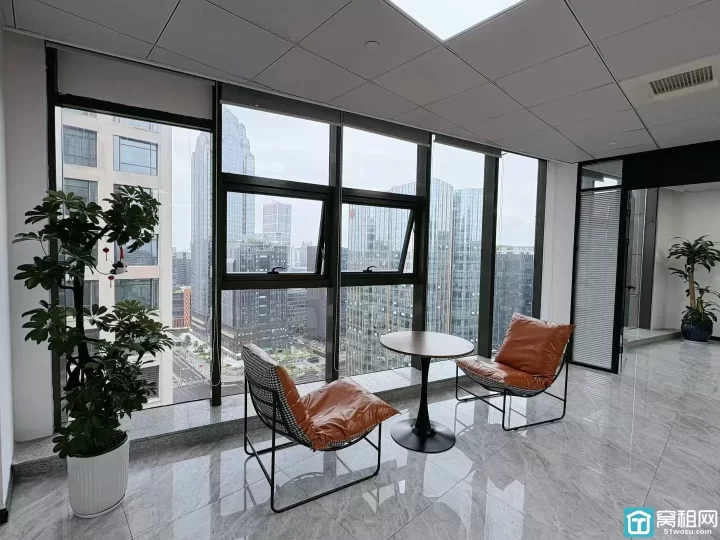 南部商务区泰康大厦215平带全套家具，3隔间员工区敞亮，采光通风俱佳
